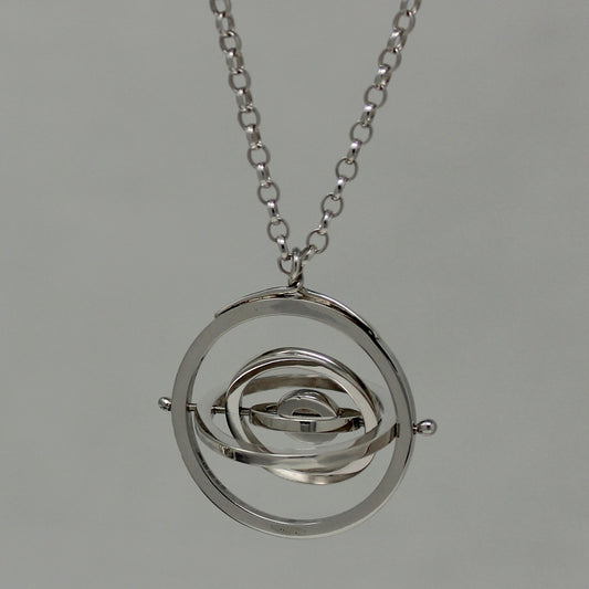 Hallmarked sterling silver kinetic pendant with 5 concentric circle rings pivoting on central pin, with chunky belcher chain